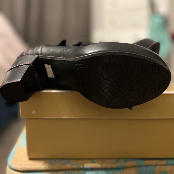 These pictures do not give these boots any justice. They are simply “STUNNING” 6 - Picture 4 of 5